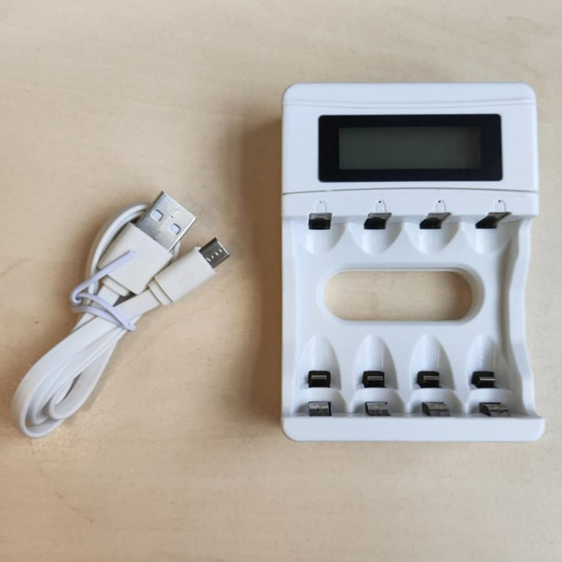 Аккумуляторные батарейки АА Ni-MH белые (Пальчиковые) Palo 3000 mAh, 1.2 V Комплект 4шт + кейс + зарядка